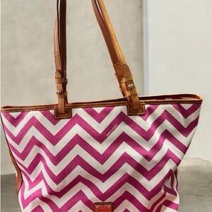 Discontinued large Dooney & Bourke Pink and White Chevron Tote